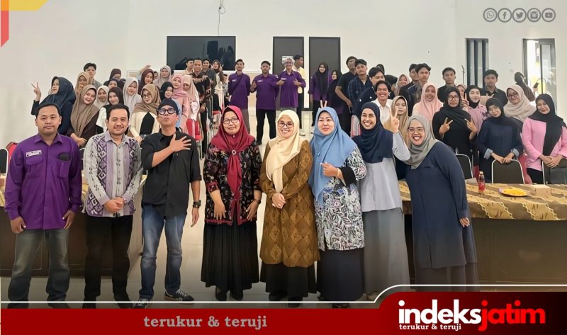 DEDIKASI: Dari Kiri Ach. Syauqi (Ketua Bem Fisip Unija), Imam Hidayat S, AN.,M, AP (Ka Prodi Administrasi Publik), Ibnu Hajar (Budayawan), Dr. Dinara Maya Julianti S.Sos., M.Si, Ibu Rilia Aisyah Haris, S, AP.,M, AP, (Dekan Fisip UNIJA), Ibu Ida Syafriyani, S, Sos.,M, SI. dan Ibu Roos Yuliastina S. Ik M (Medkom) (Foto: for Rez Indeks Jatim)