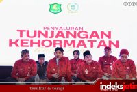 Bupati Sumenep Dr. H. Achmad Fauzi Wongsojudo, SH.,MH, bersama Wakil Bupati Sumenep KH. Imam Hasyim, SH.,MH dalam kegiatan Penyaluran Tunjangan Guru Ngaji di Pendopo Agung Keraton Sumenep