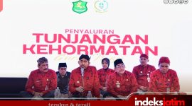 Bupati Sumenep Dr. H. Achmad Fauzi Wongsojudo, SH.,MH, bersama Wakil Bupati Sumenep KH. Imam Hasyim, SH.,MH dalam kegiatan Penyaluran Tunjangan Guru Ngaji di Pendopo Agung Keraton Sumenep
