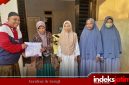 Subaidi Ikhsan, Wakil Ketua DPC PWRI Sumenep saat memberikan mukena kepada para ustadzah di TPQ El-Fath, Jl. Semangka, Perumahan Bumi Sumekar Asri, Kelurahan Kolor (Foto: for Indeks Jatim)