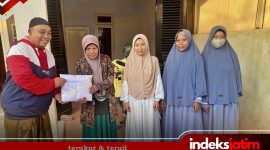 Subaidi Ikhsan, Wakil Ketua DPC PWRI Sumenep saat memberikan mukena kepada para ustadzah di TPQ El-Fath, Jl. Semangka, Perumahan Bumi Sumekar Asri, Kelurahan Kolor (Foto: for Indeks Jatim)