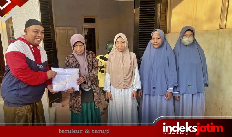 Subaidi Ikhsan, Wakil Ketua DPC PWRI Sumenep saat memberikan mukena kepada para ustadzah di TPQ El-Fath, Jl. Semangka, Perumahan Bumi Sumekar Asri, Kelurahan Kolor (Foto: for Indeks Jatim)