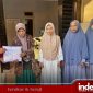 Subaidi Ikhsan, Wakil Ketua DPC PWRI Sumenep saat memberikan mukena kepada para ustadzah di TPQ El-Fath, Jl. Semangka, Perumahan Bumi Sumekar Asri, Kelurahan Kolor (Foto: for Indeks Jatim)