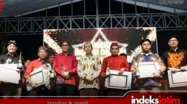 Kepala BRIDA Sumenep, Benny Irawan (tiga dari kiri) saat pose bersama usai penyerahan hadiah kepada para pemenang di ajang inovasi daerah dengan didampingi PJ Sekretaris Daerah Kabupaten Sumenep. Drs. Achmad Syahwan Effendy (Foto: Istimewa)