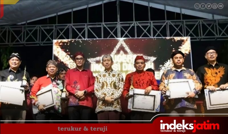 Kepala BRIDA Sumenep, Benny Irawan (tiga dari kiri) saat pose bersama usai penyerahan hadiah kepada para pemenang di ajang inovasi daerah dengan didampingi PJ Sekretaris Daerah Kabupaten Sumenep. Drs. Achmad Syahwan Effendy (Foto: Istimewa)