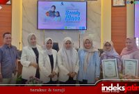 Dari kiri, Mulyadi (Sekjend. IKA PMII Sumenep), Rani (Srikandi IKA PMII), Hodaifah (Ketua Panitia Acara), Indah (Srikandi IKA PMII), Fety (Fety Make Up), Olivia (Tim Arinna Hidayah Skin Care) dan Novi (Tim BnB Indonesia) saat Pose Bareng Usai Kegiatan pelatihan Beauty Class, Self Care Make Up Rountine di Aula Bappeda Sumenep (Foto for Indeks Jatim)