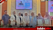 Dari kiri, Mulyadi (Sekjend. IKA PMII Sumenep), Rani (Srikandi IKA PMII), Hodaifah (Ketua Panitia Acara), Indah (Srikandi IKA PMII), Fety (Fety Make Up), Olivia (Tim Arinna Hidayah Skin Care) dan Novi (Tim BnB Indonesia) saat Pose Bareng Usai Kegiatan pelatihan Beauty Class, Self Care Make Up Rountine di Aula Bappeda Sumenep (Foto for Indeks Jatim)