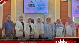 Dari kiri, Mulyadi (Sekjend. IKA PMII Sumenep), Rani (Srikandi IKA PMII), Hodaifah (Ketua Panitia Acara), Indah (Srikandi IKA PMII), Fety (Fety Make Up), Olivia (Tim Arinna Hidayah Skin Care) dan Novi (Tim BnB Indonesia) saat Pose Bareng Usai Kegiatan pelatihan Beauty Class, Self Care Make Up Rountine di Aula Bappeda Sumenep (Foto for Indeks Jatim)