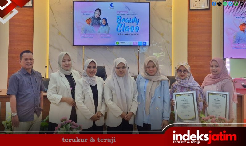 Dari kiri, Mulyadi (Sekjend. IKA PMII Sumenep), Rani (Srikandi IKA PMII), Hodaifah (Ketua Panitia Acara), Indah (Srikandi IKA PMII), Fety (Fety Make Up), Olivia (Tim Arinna Hidayah Skin Care) dan Novi (Tim BnB Indonesia) saat Pose Bareng Usai Kegiatan pelatihan Beauty Class, Self Care Make Up Rountine di Aula Bappeda Sumenep (Foto for Indeks Jatim)