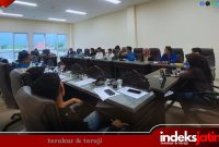 Puluhan aktivis PMII UPI Kabupaten Sumenep saat melakukan audiensi di Komisi II DPRD Sumenep (Foto: For Indeks Jatim)