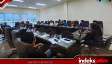 Puluhan aktivis PMII UPI Kabupaten Sumenep saat melakukan audiensi di Komisi II DPRD Sumenep (Foto: For Indeks Jatim)