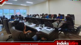 Puluhan aktivis PMII UPI Kabupaten Sumenep saat melakukan audiensi di Komisi II DPRD Sumenep (Foto: For Indeks Jatim)