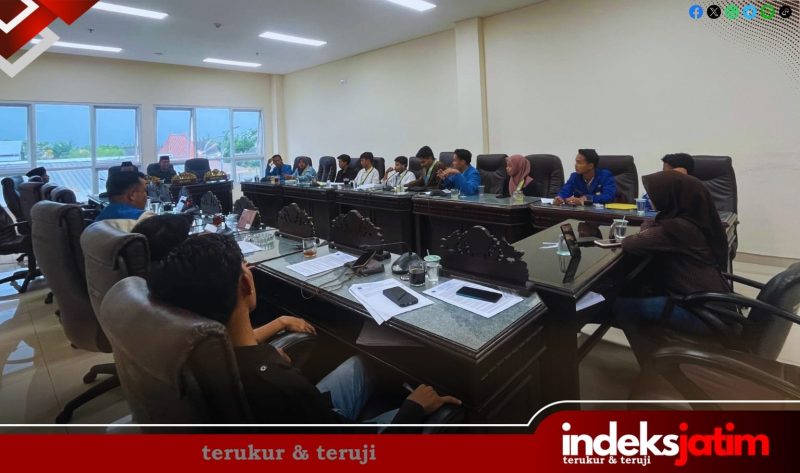 Puluhan aktivis PMII UPI Kabupaten Sumenep saat melakukan audiensi di Komisi II DPRD Sumenep (Foto: For Indeks Jatim)