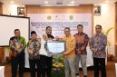 Komitmen Tingkatkan Kompetensi Guru, KEI Digaanjar Penghargaan Bupati Sumenep
