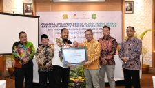 Komitmen Tingkatkan Kompetensi Guru, KEI Digaanjar Penghargaan Bupati Sumenep
